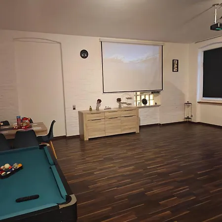 Work And 8 Betten 4 Schlafzimmer 2 Duschen Mit Billiard Und Beamer 뤼덴샤이드