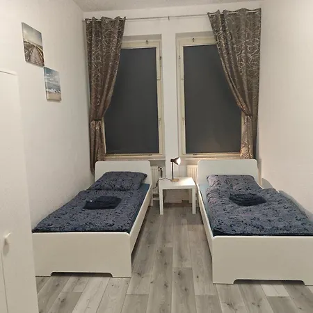 Work And 8 Betten 4 Schlafzimmer 2 Duschen Mit Billiard Und Beamer 뤼덴샤이드