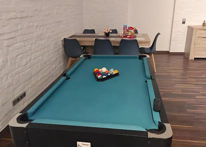 Work And 8 Betten 4 Schlafzimmer 2 Duschen Mit Billiard Und Beamer